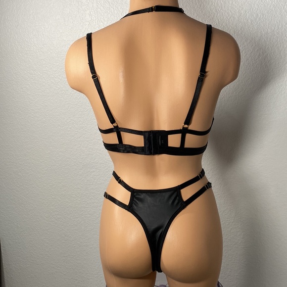 Black strapped lingerie - Picture 2 of 3
